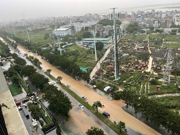 Hà Nội ngập tứ bề, loạt phương tiện bị &#39;bức tử&#39; giữa biển nước - 7