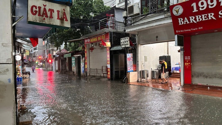 Hà Nội ngập tứ bề, loạt phương tiện bị &#39;bức tử&#39; giữa biển nước - 11