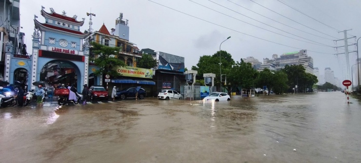 Hà Nội ngập tứ bề, loạt phương tiện bị &#39;bức tử&#39; giữa biển nước - 13