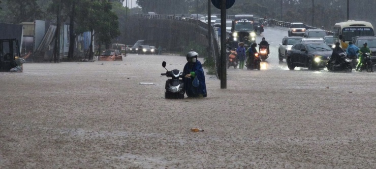 Hà Nội ngập tứ bề, loạt phương tiện bị &#39;bức tử&#39; giữa biển nước - 15