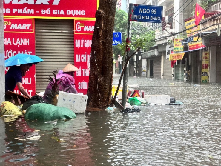 Hà Nội ngập tứ bề, loạt phương tiện bị &#39;bức tử&#39; giữa biển nước - 21