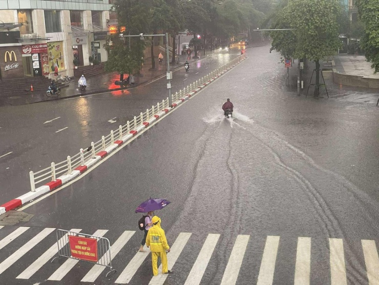 Hà Nội ngập tứ bề, loạt phương tiện bị &#39;bức tử&#39; giữa biển nước - 24