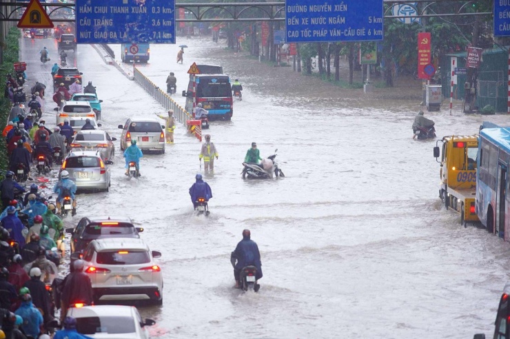 Hà Nội ngập tứ bề, loạt phương tiện bị &#39;bức tử&#39; giữa biển nước - 26