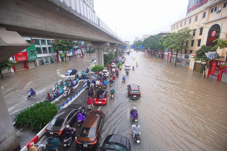Hà Nội ngập tứ bề, loạt phương tiện bị &#39;bức tử&#39; giữa biển nước - 25