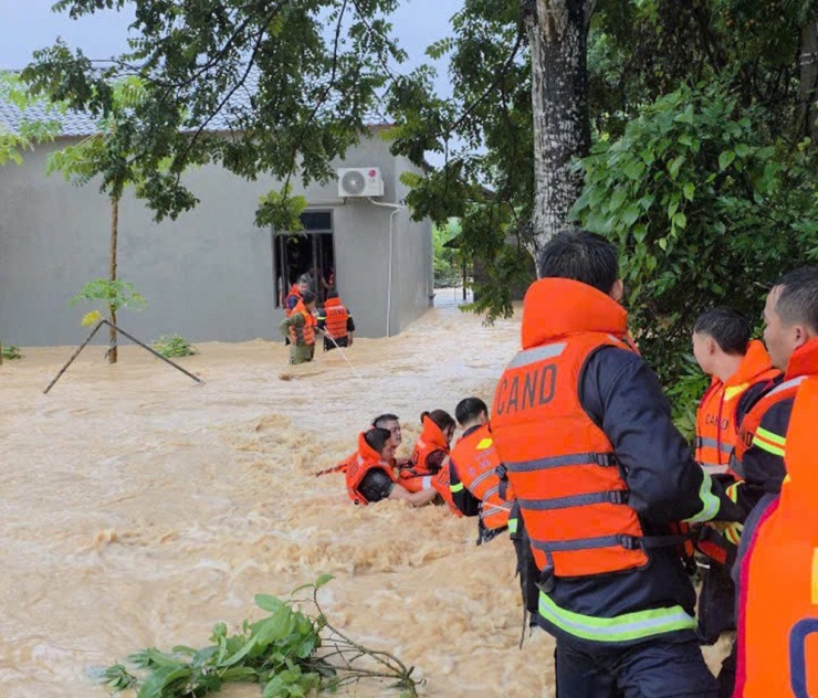 Các cán bộ Phòng Cảnh sát phòng cháy, chữa cháy và cứu nạn, cứu hộ dùng phương pháp ròng dây thừng tổ chức đưa người mắc kẹt ra ngoài.