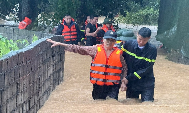 Lực lượng chức năng đã giải cứu thành công 5 thành viên trong gia đình ở Bắc Ninh.