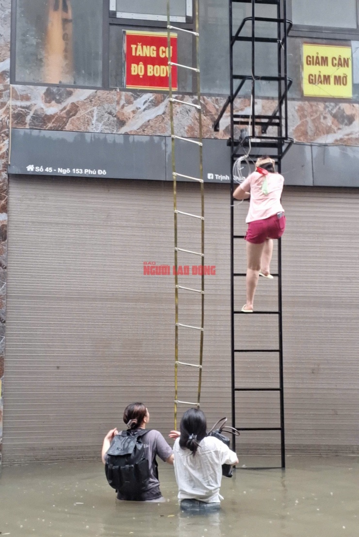 Người dân Phú Đô (Hà Nội) phải đu thang thoát ra ngoài để đảm bảo an toàn. Ảnh: Văn Duẩn