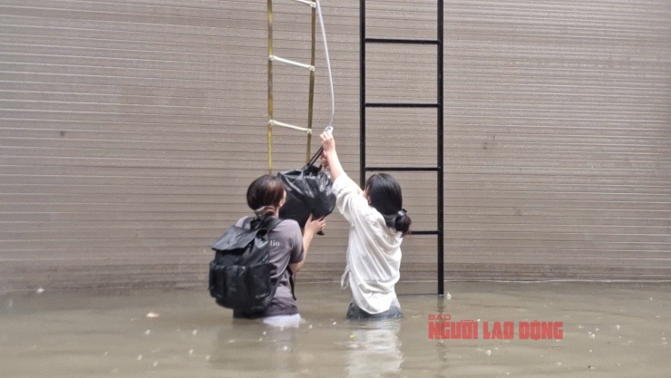 Thoát ra ngoài bằng thang sắt và mang theo những vật dụng cần thiết nhất. Ảnh: Văn Duẩn