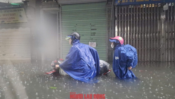 Sáng sớm nay 7-10, mưa rất lớn đã gây ngập kinh hoàng ở làng bún Phú Đô, phường Từ Liêm, Hà Nội. Ảnh: Văn Duẩn