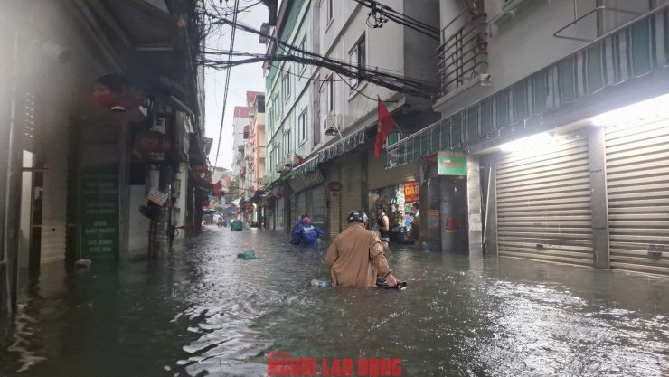 Sáng sớm nay 7-10, mưa rất lớn đã gây ngập nặng ở làng bún Phú Đô, phường Từ Liêm, Hà Nội. Ảnh: Văn Duẩn