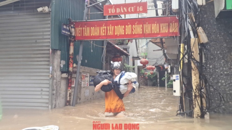 Sáng sớm nay 7-10, mưa rất lớn đã gây ngập nặng ở làng bún Phú Đô, phường Từ Liêm, Hà Nội. Ảnh: Văn Duẩn