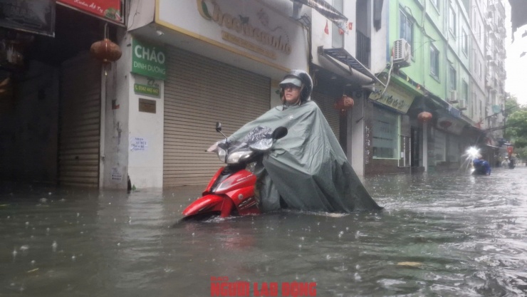 VIDEO: Trong nhà ngập sâu, người dân Phú Đô phải đu thang thoát ra ngoài - 9