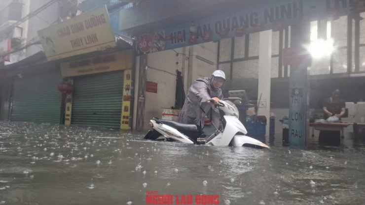 VIDEO: Trong nhà ngập sâu, người dân Phú Đô phải đu thang thoát ra ngoài - 10