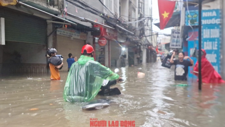 VIDEO: Trong nhà ngập sâu, người dân Phú Đô phải đu thang thoát ra ngoài - 11