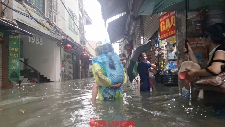 Sáng 7-10, làng bún Phú Đô chìm trong mênh mông nước, giao thông tê liệt. Ảnh: Văn Duẩn