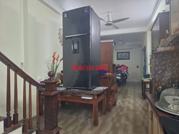 Nước ngập tràn vào nhà, người dân phải khiêng tủ lạnh và các vật dụng có giá trị lên cao để tránh thiệt hại. Ảnh: Văn Duẩn