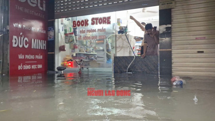 Nước ngập tràn vào nhà, người dân phải dùng máy bơm nước ra ngoài để giảm thiệt hại. Ảnh: Văn Duẩn