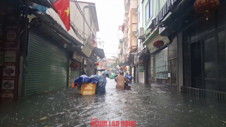 Giao thông bị tê liệt hoàn toàn. Ảnh: Văn Duẩn