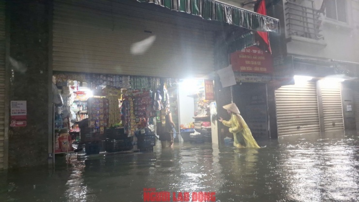 Chỉ trong vòng 1 tuần, làng Phú Đô phải hứng chịu hai trận ngập kinh hoàng. Ảnh: Văn Duẩn