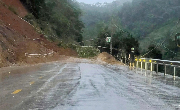 Sạt lở đường tại Km 8, Quốc lộ 3B, thuộc xã Bạch Thông