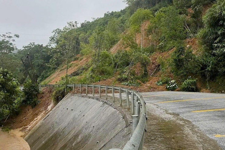 Đường Hà Hiệu ra xã Nà Phặc cũng bị sạt lở