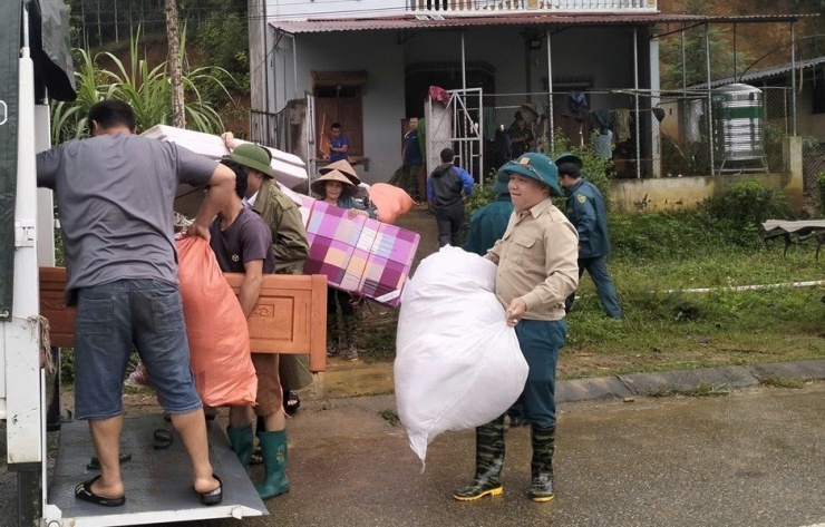 Lực lượng chức năng xã Na Rì di dời tài sản cho người dân vùng nguy cơ đến nơi tạm trú an toàn
