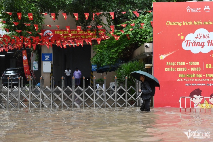 Gần như cứ đi vài trăm mét lại gặp một đoạn nước ngập, chỗ sâu nhất lên tới 1m. Hình ảnh trước cửa Viện Huyết học và Truyền máu Trung ương trên phố Phạm Văn Bạch.