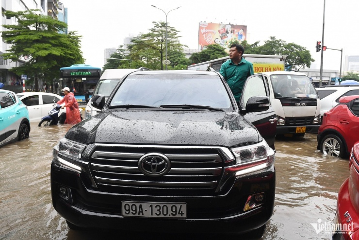 Lái xe từ Bắc Ninh về Hà Nội, sau khi vượt qua cầu Nhật Tân, anh Phạm Văn Trong vượt qua được một số đoạn ngập nhờ lợi thế đi ô tô gầm cao. Nhưng khi tới ngã tư Tôn Thất Thuyết - Phạm Hùng, anh bị kẹt lại suốt 45 phút vì xung quanh toàn là "biển" nước. Hơn thế, các xe khác không dám vượt qua, nam tài xế này cũng đành phải chờ đợi, thỉnh thoảng lại sốt ruột đứng lên sàn xe hóng về phía trước.