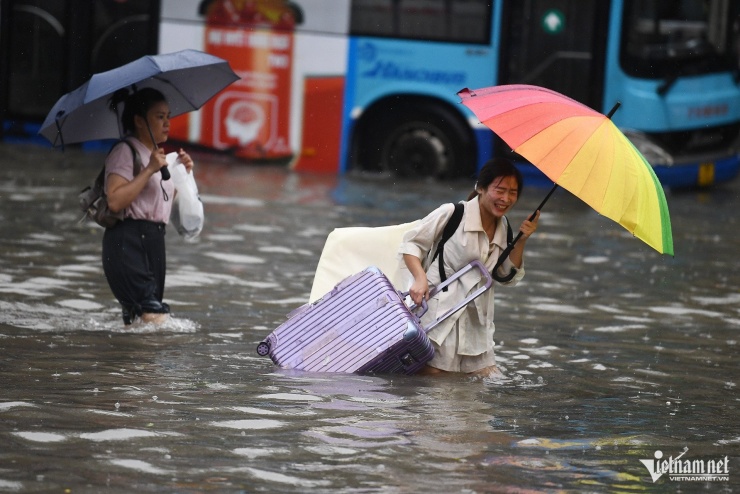 Cô gái cho biết, chiếc vali kéo này cả đồ đạc bên trong nặng hơn 20kg. Cô đã phải bê nó đi bộ một chặng dài để tới bến xe Mỹ Đình.