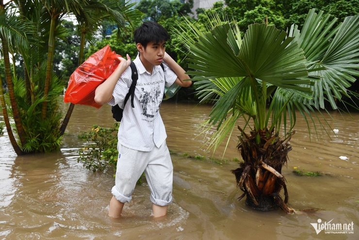Phúc Khang cho biết, vừa từ Hải Phòng lên Hà Nội thì gặp mưa ngập. Cậu được xe ôm "thả" ở đầu đoạn ngập nên phải đi bộ vài km mới tới nhà.