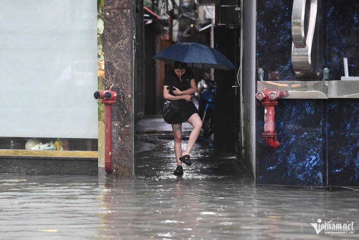 Hoa đứng đầu ngõ đợi ô tô đón để đi làm ở khu công nghiệp Quang Minh nhưng không biết khi nào xe mới tới. 