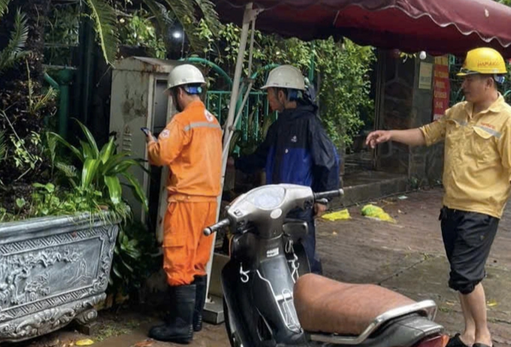Nhân viên điện lực có mặt để giải quyết sự cố. Ảnh: CACC