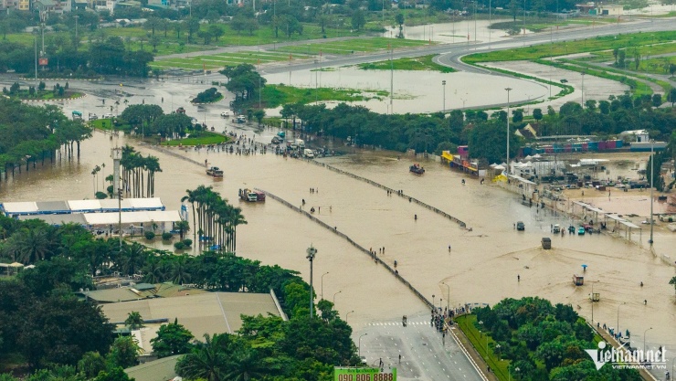  Khu vực Quảng trường Mỹ Đình, đường Lê Quang Đạo, nơi được người dân ví von vui miệng là "cảng nước sâu", lại ngập sâu.   