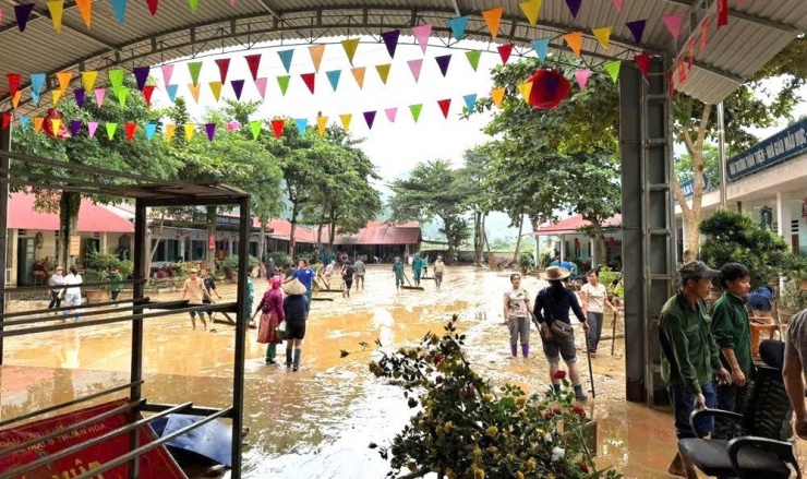 Lực lượng chức năng hỗ trợ và các thầy cô giáo đang dọn dẹp lại trường