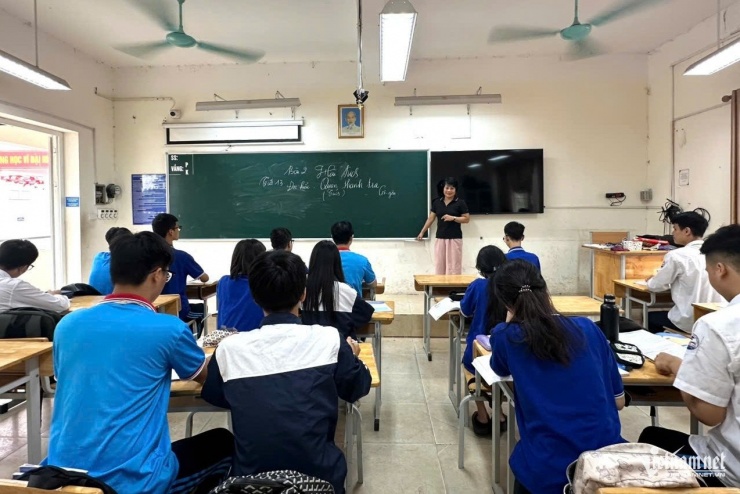 Sân trường ráo và hình ảnh lớp học trực tiếp tại THPT Nguyễn Quốc Trinh sáng nay 7/10.