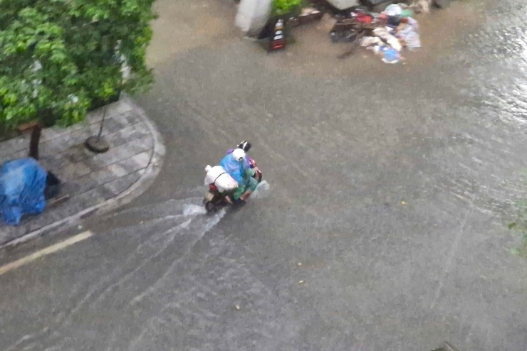 Mưa lớn gây ngập nhiều tuyến phố ở Hà Nội sáng nay 7/10.