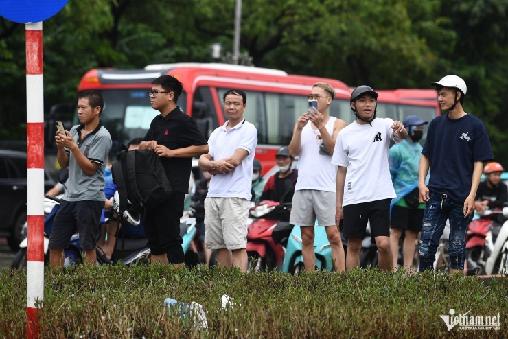 Nhiều người không dám đi qua.