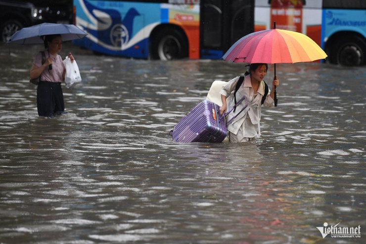 Cô gái cho biết, chiếc vali kéo này cả đồ đạc bên trong nặng hơn 20kg. Cô đã phải bê nó đi bộ một chặng dài để tới bến xe Mỹ Đình.
