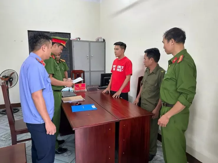 TikToker Dưỡng Dướng Dường thời điểm bị khởi tố, bắt tạm giam. Ảnh: CA