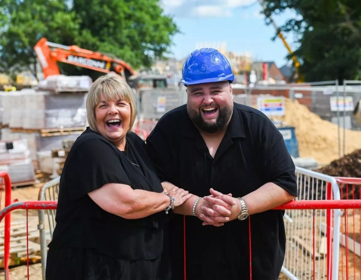 Người đầu tiên Adam chọn chia sẻ tin vui là mẹ. Ảnh: PA