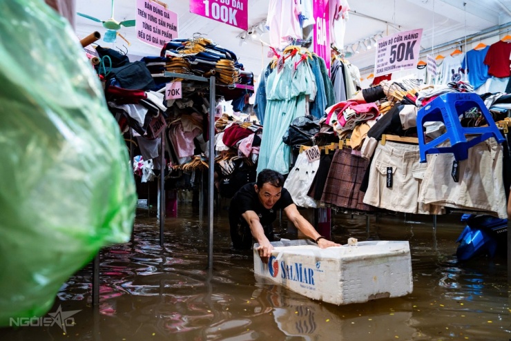 Người Hà Nội ăn, ngủ trên biển nước - 7