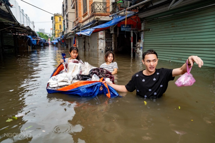Người Hà Nội ăn, ngủ trên biển nước - 6