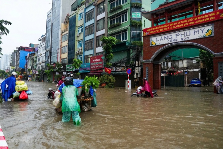 Người Hà Nội ăn, ngủ trên biển nước - 9