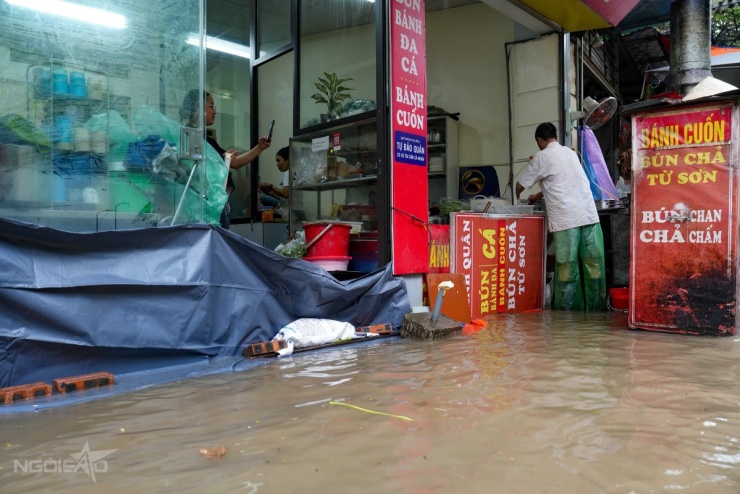 Người Hà Nội ăn, ngủ trên biển nước - 8