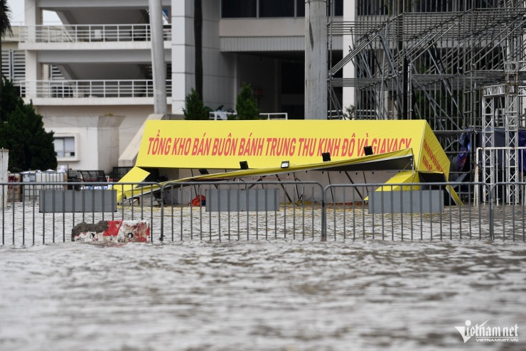 Tan hoang sóng nước trên Quảng trường Mỹ Đình - 2