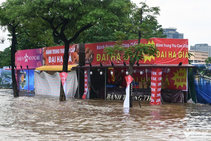 Tan hoang sóng nước trên Quảng trường Mỹ Đình - 3