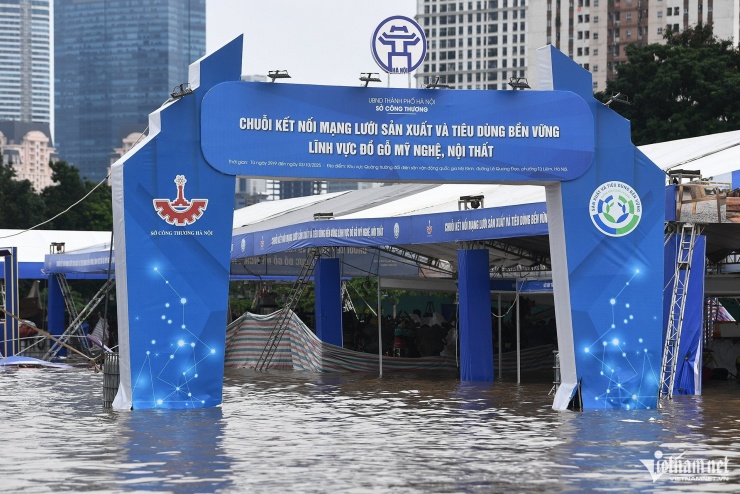 Tan hoang sóng nước trên Quảng trường Mỹ Đình - 4