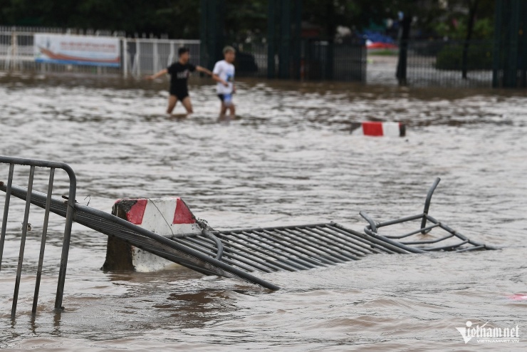Tan hoang sóng nước trên Quảng trường Mỹ Đình - 5