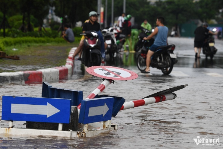 Tan hoang sóng nước trên Quảng trường Mỹ Đình - 6