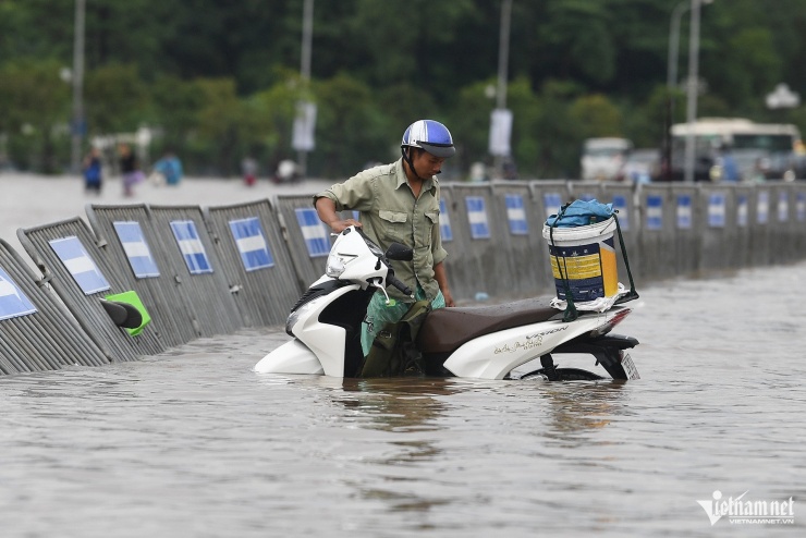 Tan hoang sóng nước trên Quảng trường Mỹ Đình - 10
